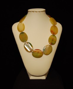 Rotaslietas no dabīgiem akmentiņiem