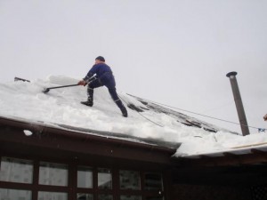 Sniega tīrīšana no jumtiem
