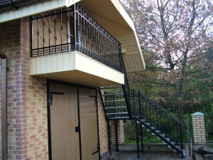 Dažādu materiālu un sarežģītības Kāpnes un Margas.