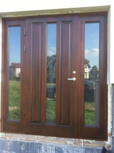 Iebūvējams masīvkoka durvis