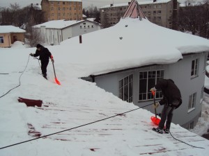 Jumtu atīrīšana no sniega un ledus.