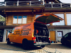 Kanalizācijas tīrīšana.