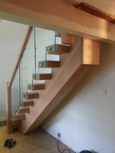 Kāpņu un durvju Meistari ar 20 gadu angļu ražošanas pieredzi.