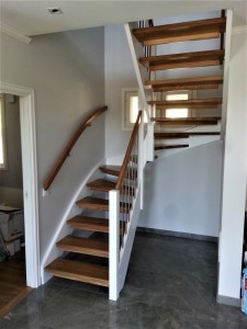 Kāpņu un durvju Meistari ar 20 gadu angļu ražošanas pieredzi.