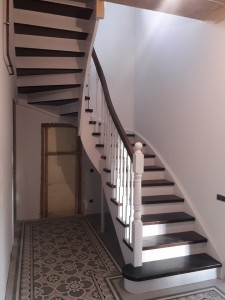 Kāpņu un durvju Meistari ar 20 gadu angļu ražošanas pieredzi.