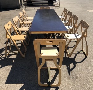 Kompakto krēslu un galdu noma pasākumiem.