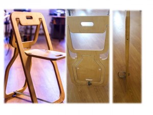 Kompakts, saliekams krēsls ar atzveltni.