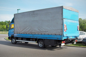 Kravu pārvadājumi pa Rīgu, Latviju. Tents+lifts+ rokla