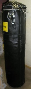 Pārdod jaunu piepildītu boksa maisu 40x100cm PVC vinila.