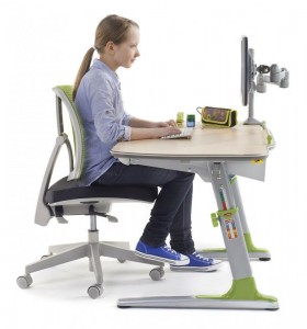 Pieaug galds ar ergonomisku krēslu bērniem