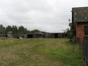 zeme ar saimniecības ēkām